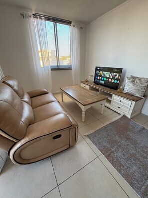 Living area - Cozy CBD Apartment - Windhoek (Windhoek)