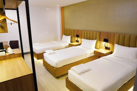 尊贵三人房 | 客房内保险箱、熨斗/熨板、免费 WiFi. 梦织者酒店
