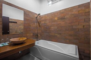 FamilieTwin kamer | Badkamer | Gratis toiletartikelen, handdoeken, zeep, shampoo