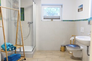 Dusche, Haartrockner, Handtücher, Seife