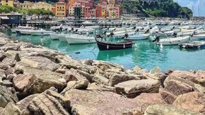 A coastal town with colorful buildings, a historic tower, and a marina with boats. - Villa Terrace Vert, 12 seats, Saltwater pool, A/C, gym, BBQ (Sarzana)