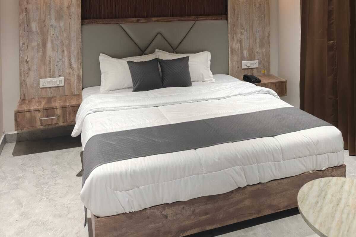 Ein Schlafzimmer mit einem Bett, einem Deckenventilator und zwei Wandleuchten.