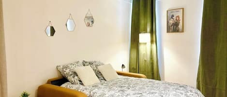 Tabla de planchar con plancha, wifi y ropa de cama