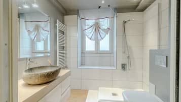Doccia, bidet, asciugamani