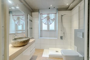 Dusche, Bidet, Handtücher