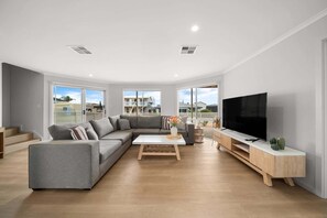 TV - 4BR Coastal Family Retreat Near North Beach BBQ (North Beach)