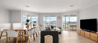 4BR Coastal Family Retreat Near North Beach BBQ
