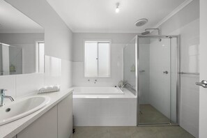 Shower, hair dryer, towels, shampoo - 4BR Coastal Family Retreat Near North Beach BBQ (North Beach)
