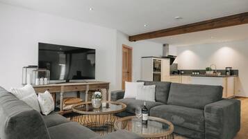 Apartamento luxo, 3 quartos, sauna seca | Área de estar