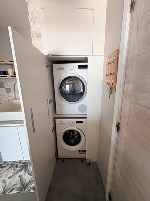 Interior - Waterfront paradise, private beach, sleeps 12, breathtaking view (Sari-Solenzara)