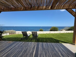 Terrace/patio - Waterfront paradise, private beach, sleeps 12, breathtaking view (Sari-Solenzara)