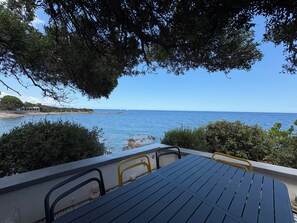 Outdoor dining - Waterfront paradise, private beach, sleeps 12, breathtaking view (Sari-Solenzara)