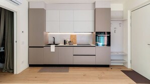 Et moderne køkken med indbyggede apparater, en bordplade og et bagpanel.
