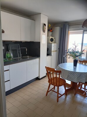 Dining - CAP D'AGDE - Sea view - private parking - beach 50m away - shops - ideal location (LE CAP D'AGDE)