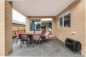 Outdoor dining - Luxury Sunbury retreat (Sunbury)
