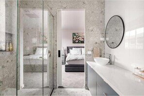 Shower, hair dryer, towels, soap - Luxury Sunbury retreat (Sunbury)