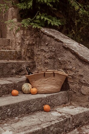 A stone staircase with a woven basket and oranges. - Gite authentique de charme Rocamadour (Trespoux-Rassiels)