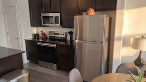 Geladeira, micro-ondas, fogão, cooktop