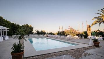 Classic-Villa, zum Garten hin | Pool