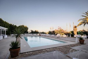 Villa clásica, en la zona del jardín | Piscina