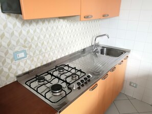 Fridge, stovetop, coffee/tea maker, cookware/dishes/utensils - Euroholiday Village 5R Apartment with Private Terrace, Shared Garden, and Wi-Fi (Lido di Jesolo)