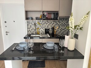 Private kitchen - Cozy 1-bedroom apt in welcoming Tatu City with fitness room, pool, green space (Tatu City)