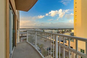 Property grounds - Gulf-Front Corner 3BR • Wrap Balcony • Sleeps 10 (Gulf Shores)