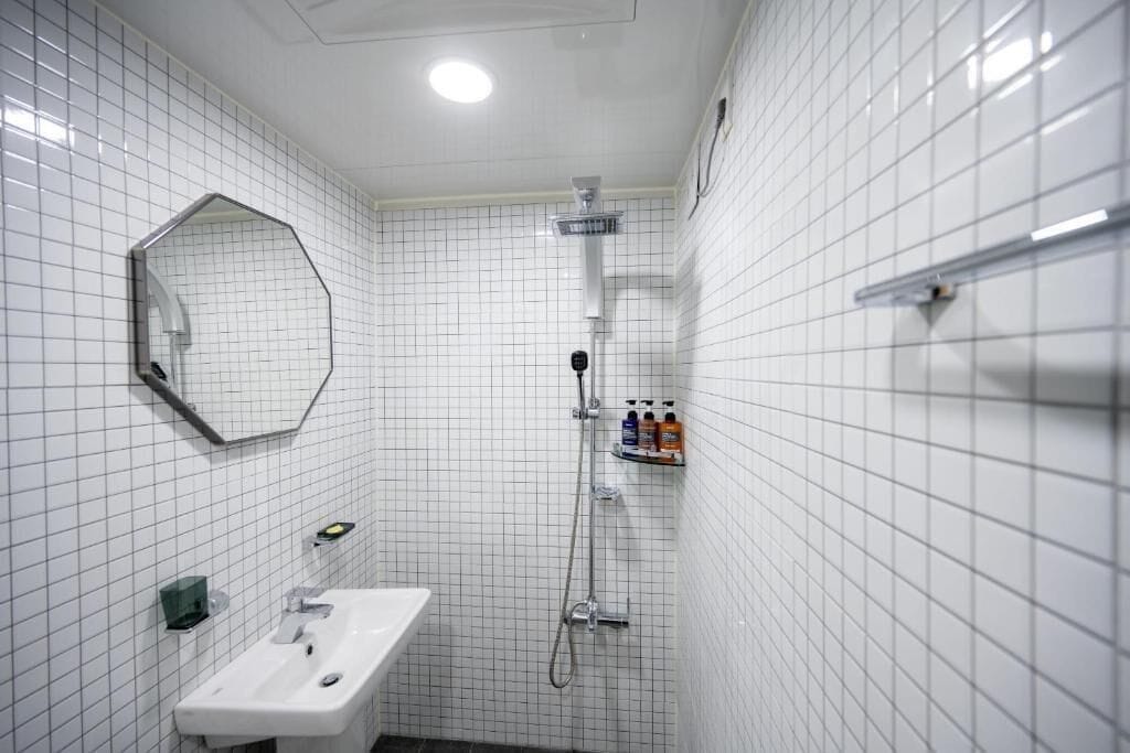 Phòng đôi Deluxe, quang cảnh vườn | Phòng tắm | Buồng tắm vòi sen, vòi sen phun mưa, máy sấy tóc, khăn tắm 