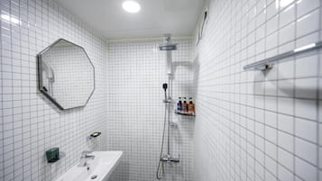 Phòng đôi Deluxe, quang cảnh vườn | Phòng tắm | Buồng tắm vòi sen, vòi sen phun mưa, máy sấy tóc, khăn tắm