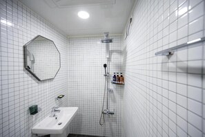 Deluxe Double Room, Garden View | Bathroom | Shower, rainfall showerhead, hair dryer, towels - Hanok1942 (Daegu)