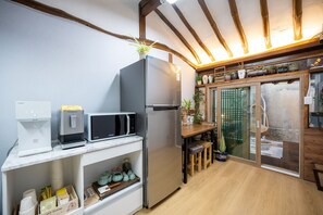 Full-size fridge, microwave, stovetop, cookware/dishes/utensils - Hanok1942 (Daegu)