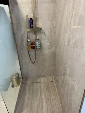 Haartrockner, Handtücher, Seife, Toilettenpapier