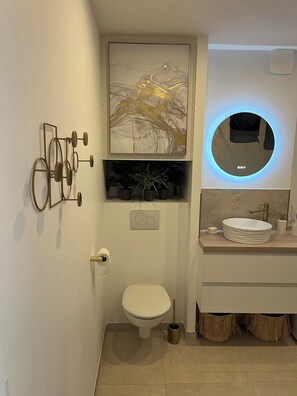 Haartrockner, Handtücher, Seife, Toilettenpapier