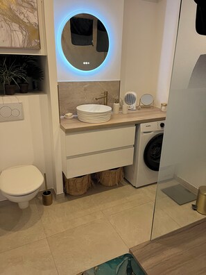 Haartrockner, Handtücher, Seife, Toilettenpapier