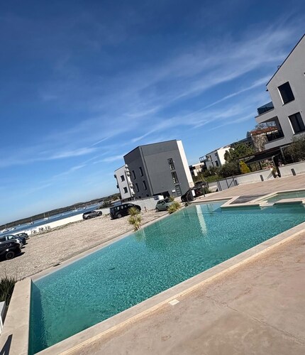 Apartment 'Lion' Medulin (Vizula), pool available, directly by the sea