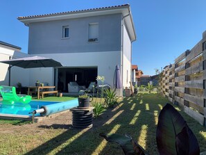 Outdoor dining - Quiet house with heated pool (Seignosse)