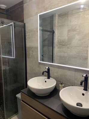 Shower, towels, toilet paper - Quiet house with heated pool (Seignosse)