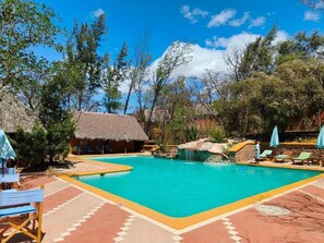Outdoor pool, pool umbrellas - Le Suarez Hotel (Antsiranana)