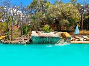 Outdoor pool, pool umbrellas - Le Suarez Hotel (Antsiranana)