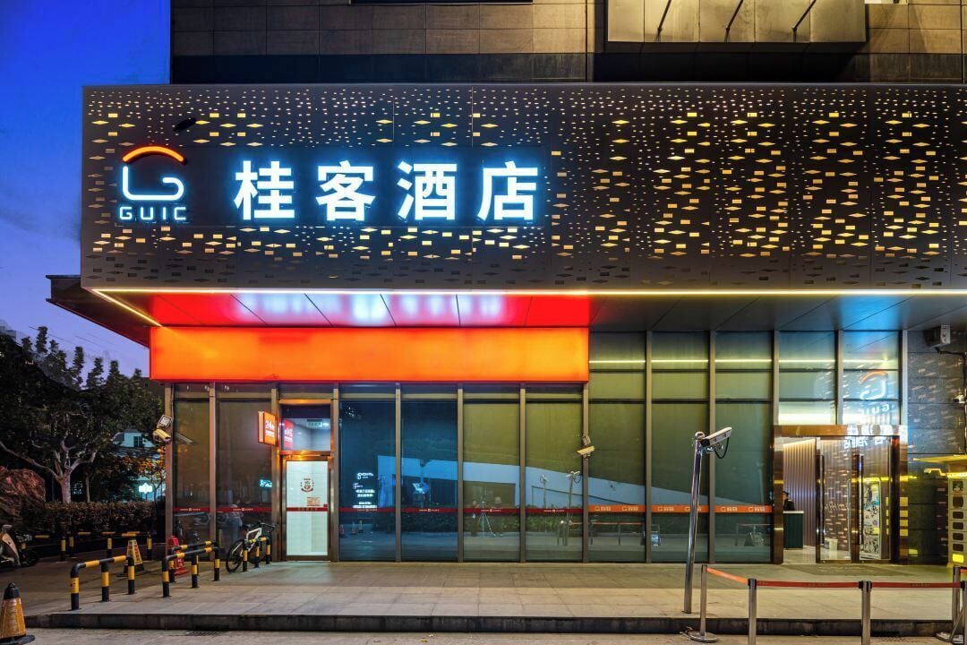 Ein Hotel Eingang mit modernem Design, mit einer auffälligen Schilderung des Hotelnamens und -logos.