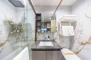 Kamar Twin Basic | Kamar mandi | Shower, pengering rambut, sandal, dan handuk