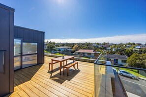 Outdoor dining - Modern 4BR Coastal Stay /Sea Views & Walk to Beach (Torbay)