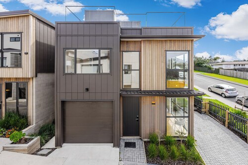 Modern 4BR Coastal Stay /Sea Views & Walk to Beach