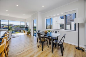 Dining - Modern 4BR Coastal Stay /Sea Views & Walk to Beach (Torbay)