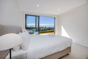 4 bedrooms, desk, iron/ironing board, free WiFi - Modern 4BR Coastal Stay /Sea Views & Walk to Beach (Torbay)