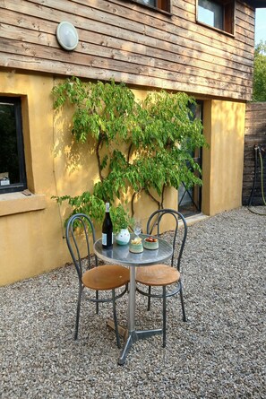 Outdoor dining - Vrbo Property (Soumont)