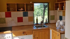 Una cucina con mobili in legno, un lavello, un piano cottura e un frigorifero.