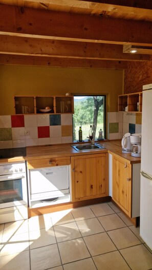 Frigorifero, forno, piano cottura, lavastoviglie