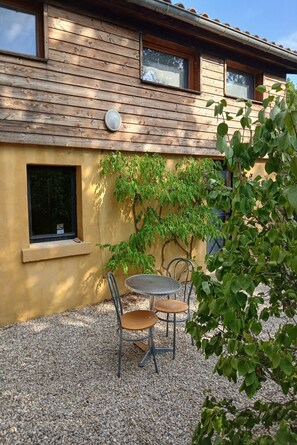 Outdoor dining - Vrbo Property (Soumont)