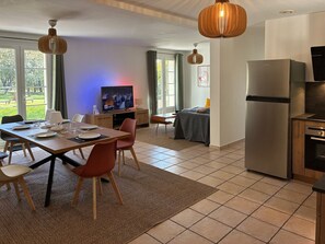 Dining - Maison Lou - House with Garden & AC (L`Isle-sur-la-Sorgue)